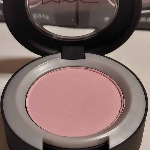 MAC Powder Kiss Soft Matte Eye Shadow *FELT CUTE* - Picture 3 of 5